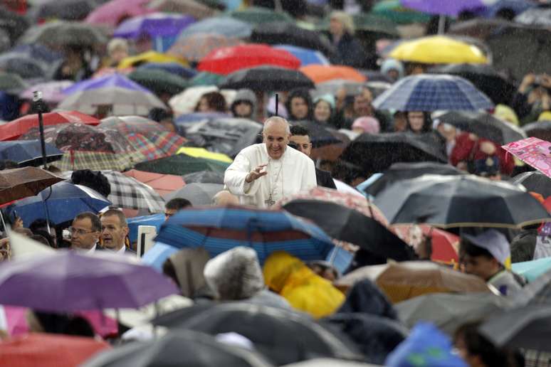 Apesar da chuva, cerca de 100 mil pessoas estiveram na Praça São Pedro