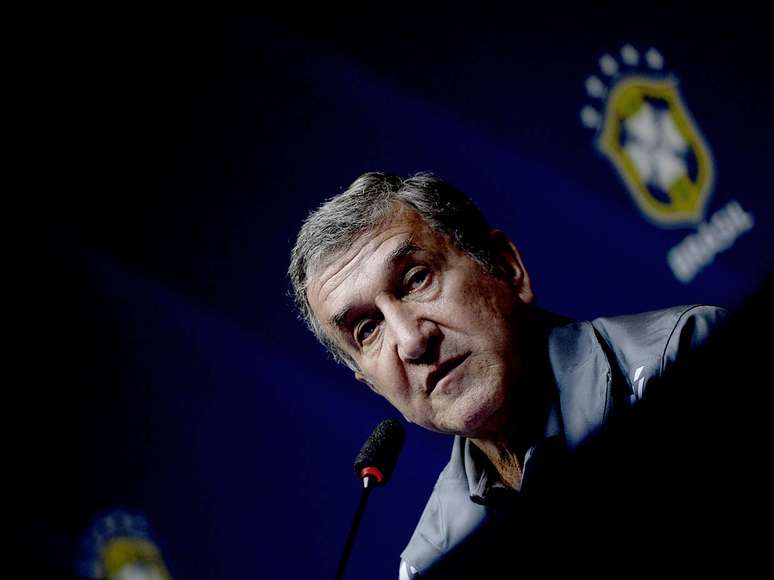 <p>Parreira explicou que a CBF autorizou que Neymar viaje a Barcelona e se apresente na segunda-feira</p>