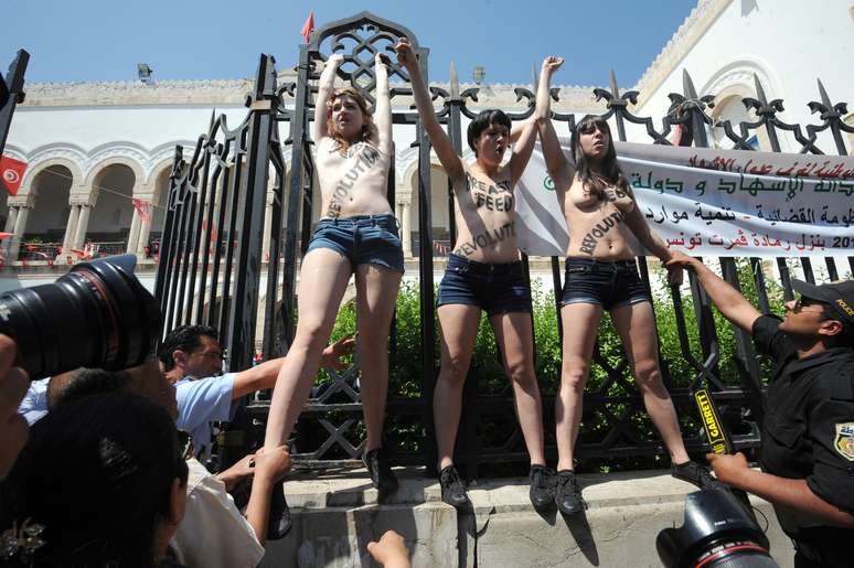 Ativistas escalaram o muro para protestar contra a prisão de Amina. A jovem tunisiana, que se identificava como membro do Femen, foi presa após divulgar fotos seminua em protesto contra autoridades islâmicas