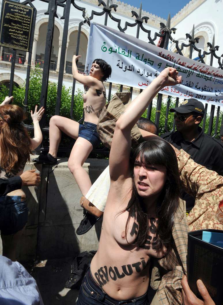 Ativistas do Femen protestam em frente ao Palácio da Justiça, em Túnis