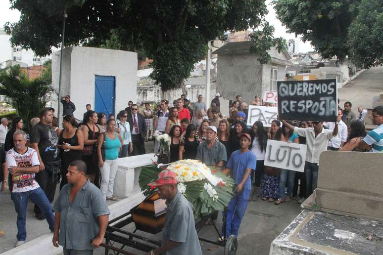 O sepultamento aconteceu na tarde desta quarta-feira no cemitério da Pechincha, na zona oeste da cidade