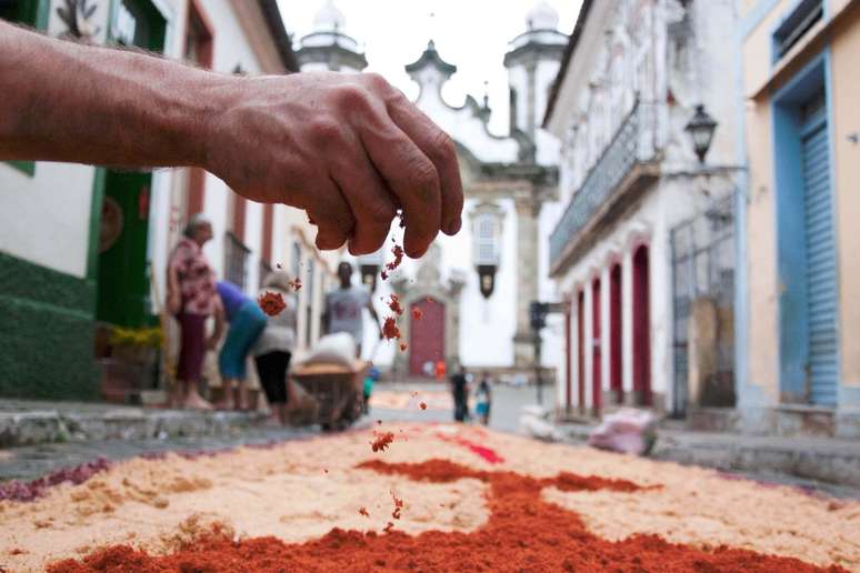 <p>A tradição dos tapetes existe em cidades brasileiras, como São João Del Rei, Minas Gerais (foto) e portuguesas</p>