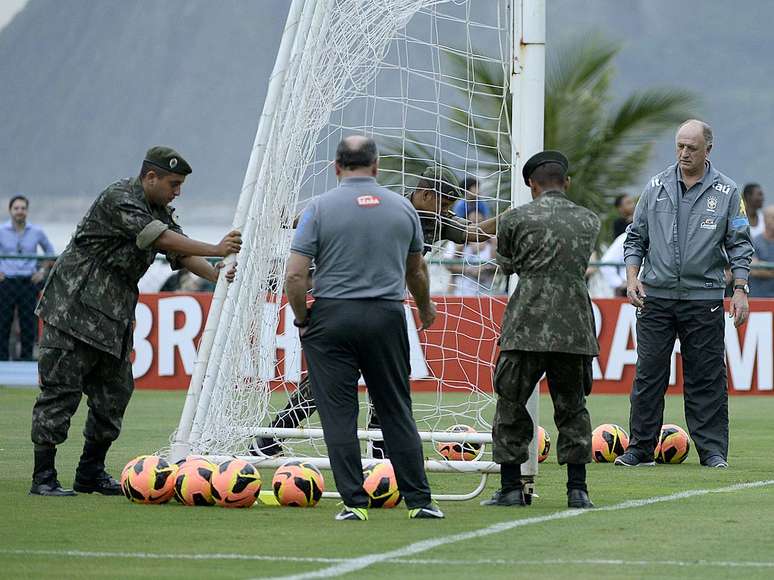 Acompanhada por militares e curiosos, a Seleção Brasileira iniciou a preparação para a Copa das Confederações na tarde desta quarta-feira, na Escola de Educação Física do Exército da Urca; veja