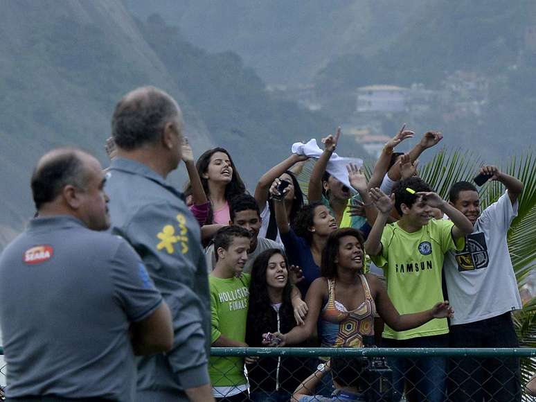 Felipão observa comoção das nerymarzetes durante treino da Seleção