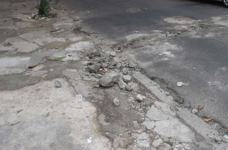 <p>Pedras soltas e buracos nas calçadas da rua Carolina Santos, na zona norte do Rio de Janeiro, dificultam a vida dos pedestres</p>