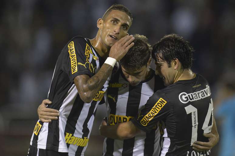 <p>Botafogo abriu dois gols no primeiro tempo, soube administrar a vantagem e derrotou o Santos por 2 a 1. Fellype Gabriel (foto) comemora um dos gols do duelo</p>