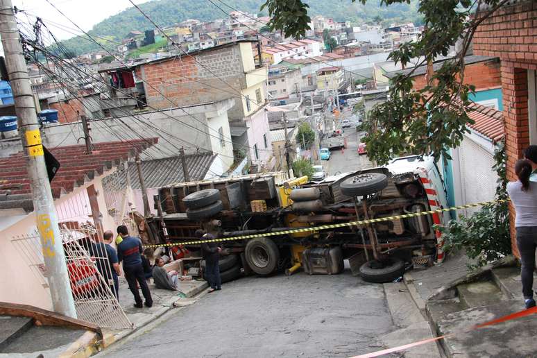 Motorista perdeu o controle do caminhão em trecho de aclive acentuado