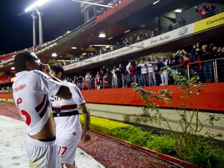 Carleto fez um belo gol no segundo tempo a partir de chute de pé direito