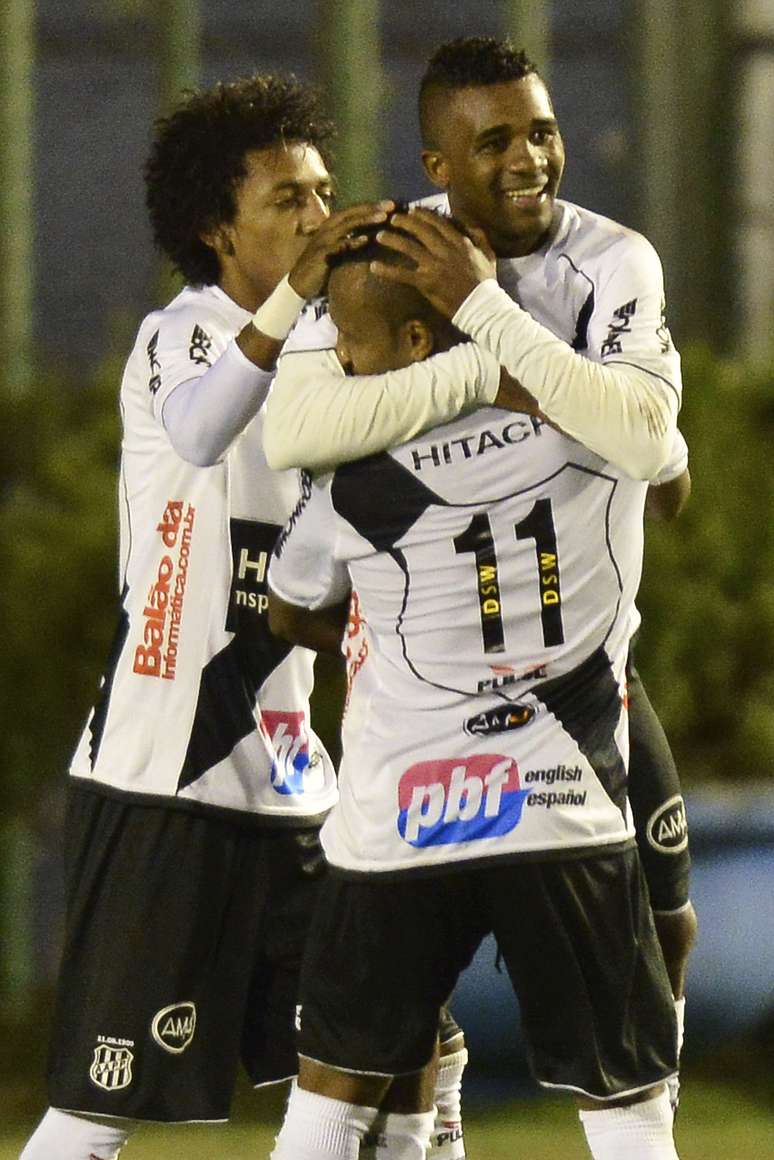 Jogadores da Ponte comemoram gol de Cicinho, que assegurou a vitória sobre o Flamengo