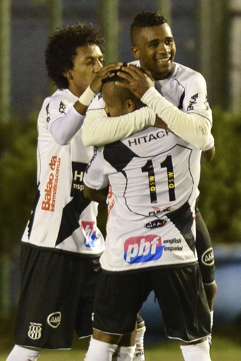 <p>Cicinho chega para assumir a lateral direita do Santos; titularidade hoje é de Galhardo, contestado na partida contra o CRAC</p>