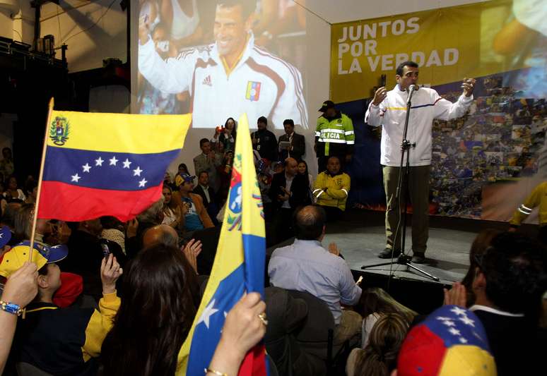 Capriles fala com apoiadores em evento na Caolômbia