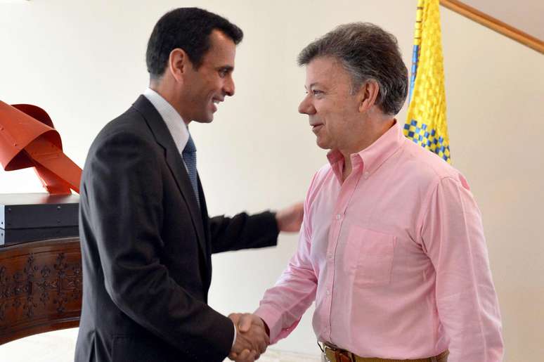 <p>Capriles se encontrou com Santos em Bogot&aacute; no in&iacute;cio de uma turn&ecirc; pela Am&eacute;rica Latina</p>