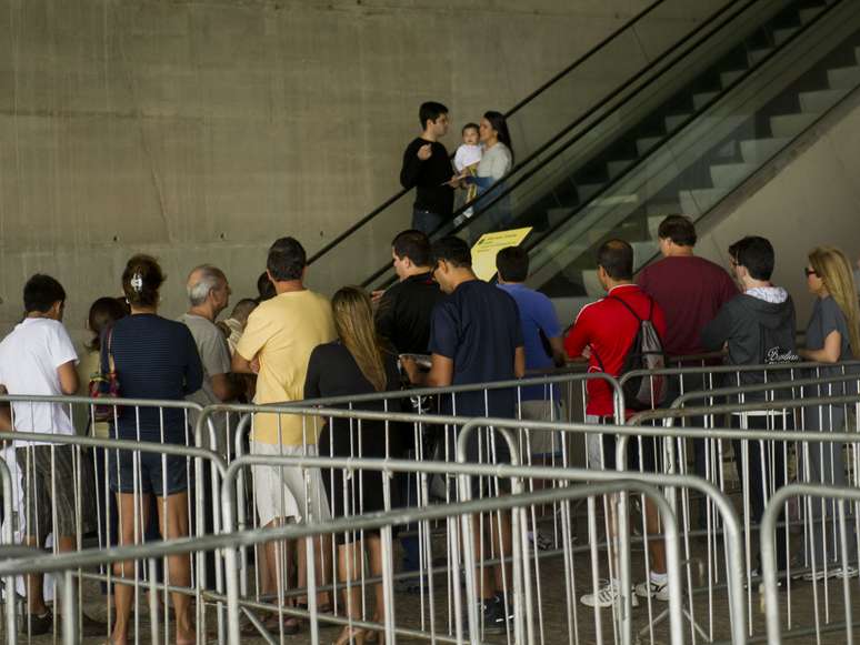 <p>No Maracanã, filas também se formaram na coleta de ingressos para a Copa das Confederações</p>