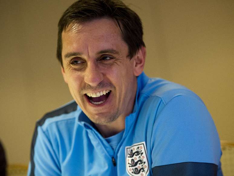 Gary Neville sorri durante entrevista coletiva no Rio de Janeiro