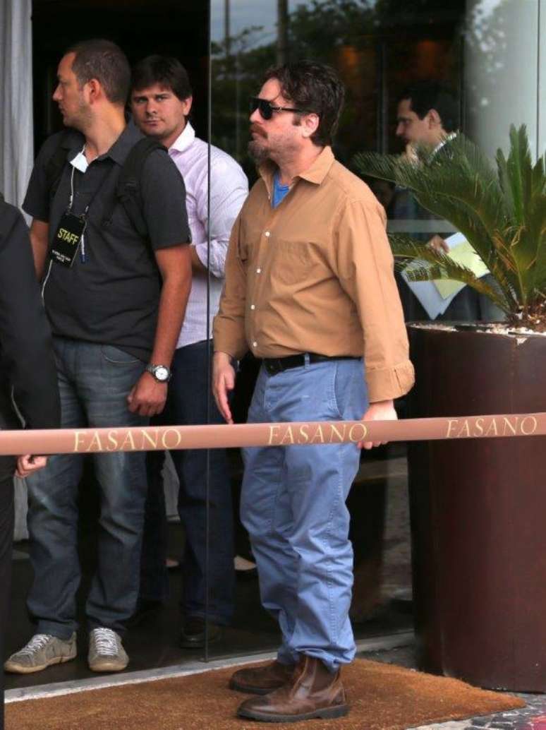 O elenco de 'Se Beber, Não Case! Parte 3' foi simpático com fãs que os aguardavam na entrada do hotel onde estão hospedados no Rio de Janeiro, nesta quinta-feira (30). Na foto, o ator Zach Galifianakis