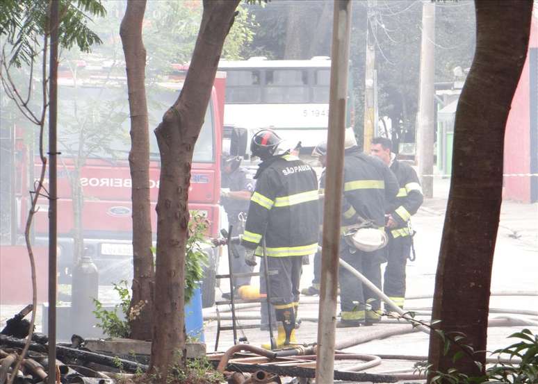 <p>Incêndio atingiu uma oficina mecânica na manhã desta quinta-feira na zona sul de São Paulo</p>