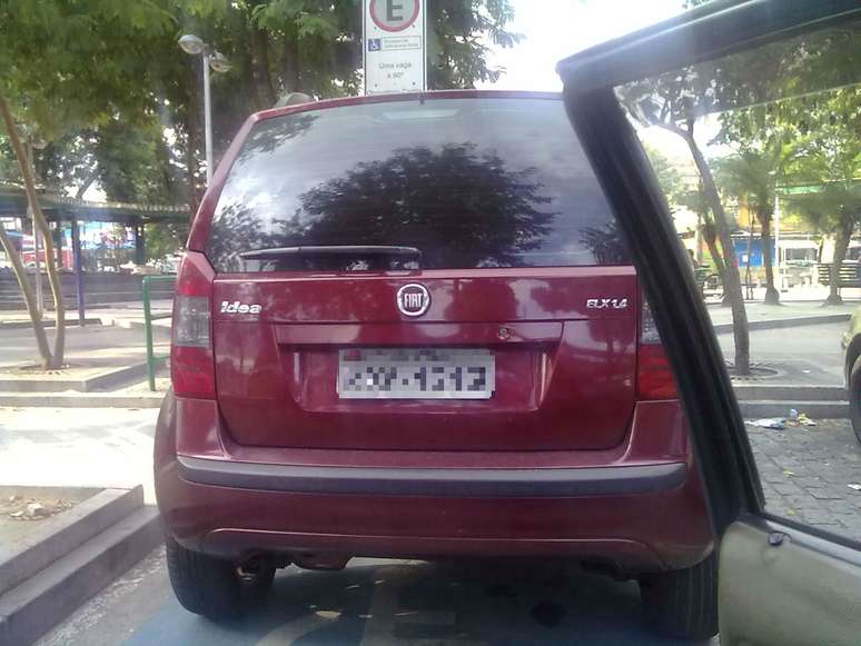 <p>Carro - sem nenhuma sinalização de pertencer a deficiente físico - estaciona em vaga especial em praça no bairro Rocha Miranda, no Rio</p>