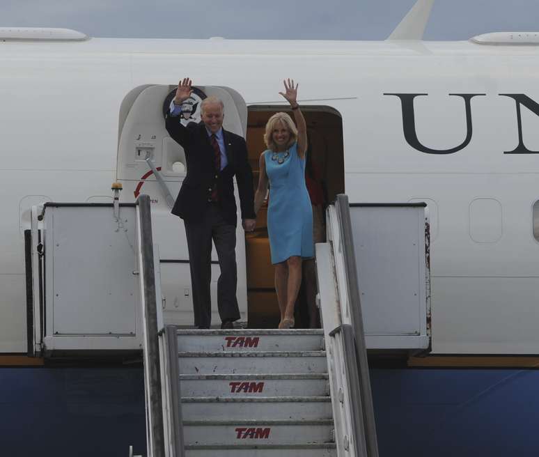 O vice-presidente americano, Joe Biden, desembarca em Brasília com a mulher, Jill