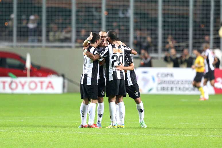 Atlético-MG leva susto, empata com Libertad e avança na Libertadores