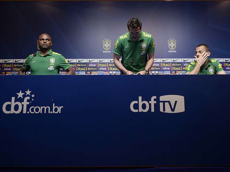 <p>Trio de goleiros da Seleção mostrou apreensão com nova bola</p>