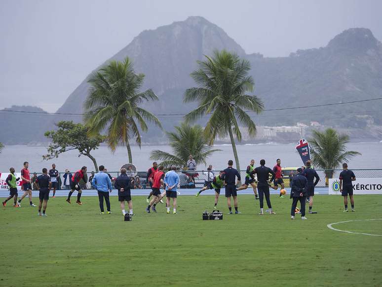 <p>Ingleses se exercitam na Urca: nesta sexta-feira, adversário do Brasil treinou em ritmo leve e com atenção de público tiete</p>