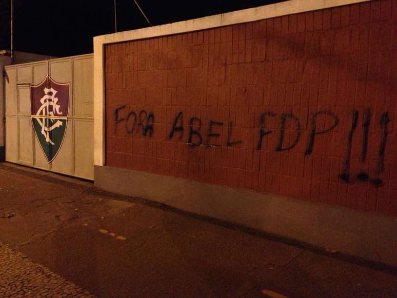 Torcedores fizeram pichação contra Abel Braga