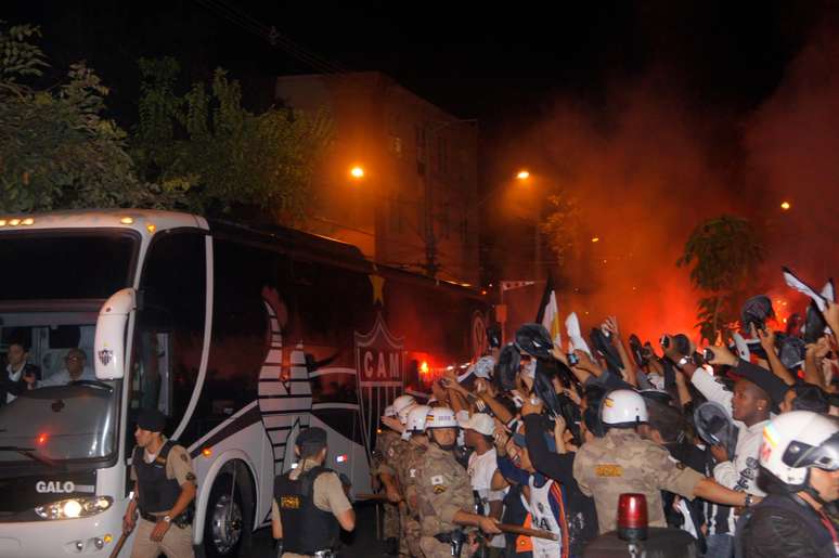 <p>Motorista do Atl&eacute;tico-MG teve dificuldades para colocar o &ocirc;nibus no est&aacute;dio</p>