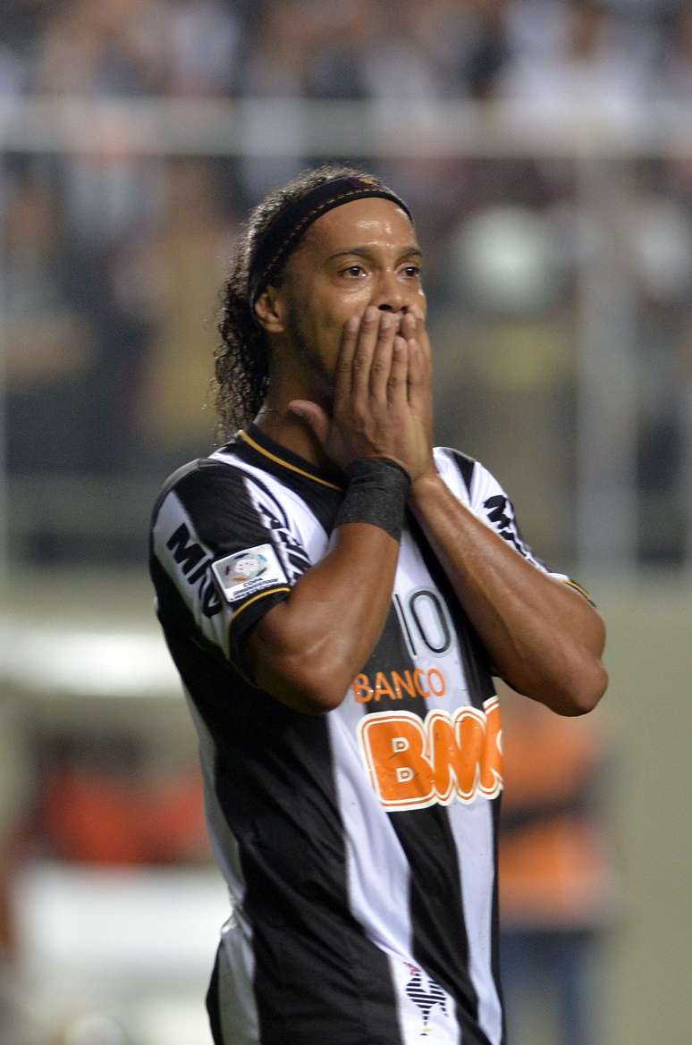 <p>Ronaldinho tem contrato com Atl&eacute;tico-MG at&eacute; dezembro deste ano</p>