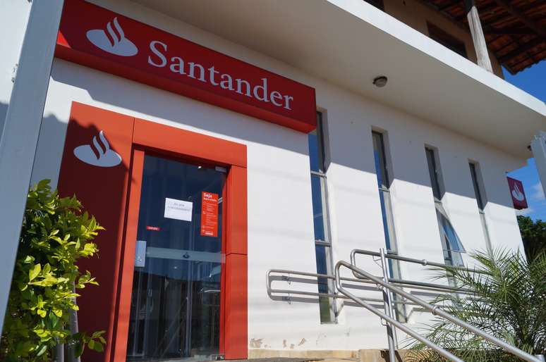 <p>Agência do banco Santander foi alvo de assaltante na tarde desta sexta-feira no município de Itobi, no interior paulista</p>