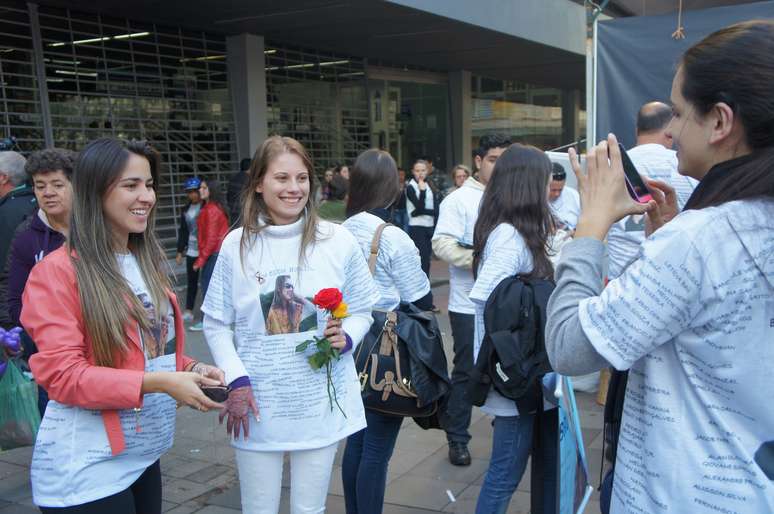 <p>Jéssica Rosa, que mora em Colombo (PR), foi a Santa Maria homenagear o namorado, morto na tragédia</p>