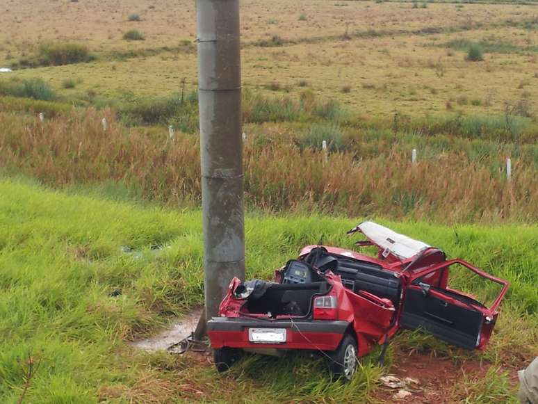 Um veículo Fiat Uno saiu da pista da Free Way e bateu em um poste em Porto Alegre