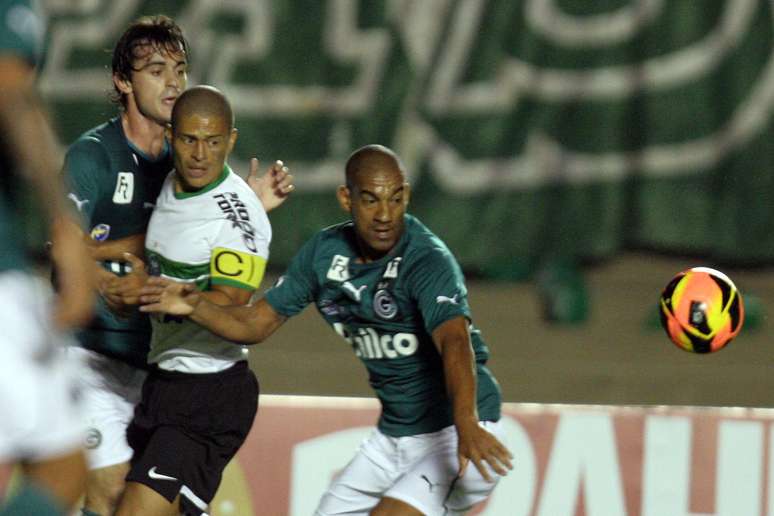 <p>Em um jogo fraco neste sábado, Goiás e Coritiba empataram por 1 a 1 em Goiânia. Os gols foram marcados por Deivid e Hugo, um em cada tempo</p>