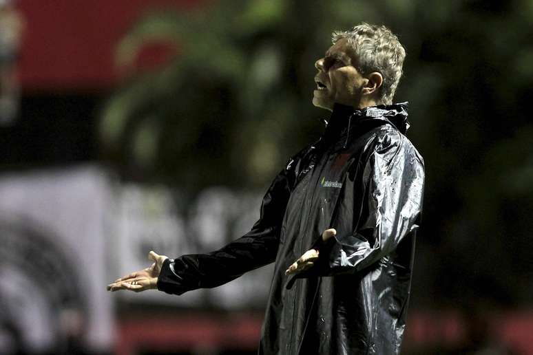 <p>Autuori ainda não sabe se terá C. Alberto no Vasco até o final da temporada</p>