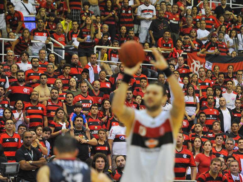 Esqueça luxo da NBA: no Brasil, bola laranja é Libertadores