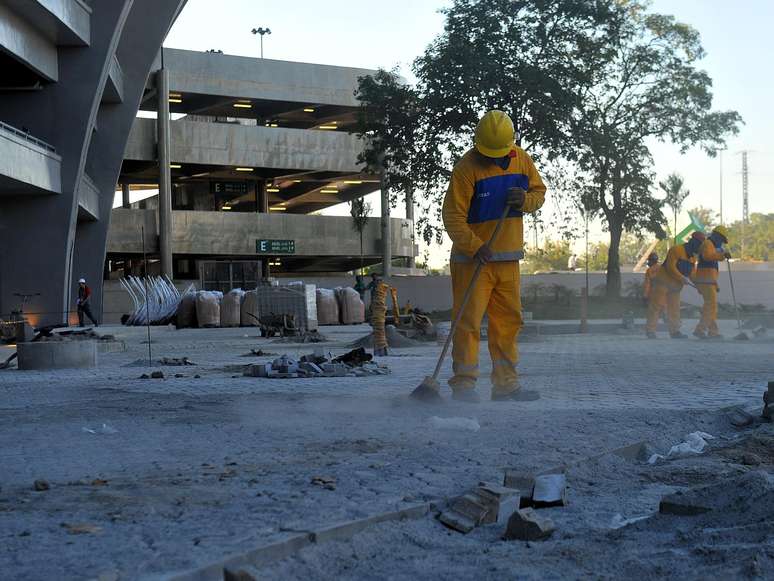 <p>Com uma visita simples aos arredores do Estádio do Maracanã, ainda possível obras em diversos lugares. O local vai receber, neste domingo, o jogo entre Brasil e Inglaterra, para ser reinaugurado oficialmente</p>