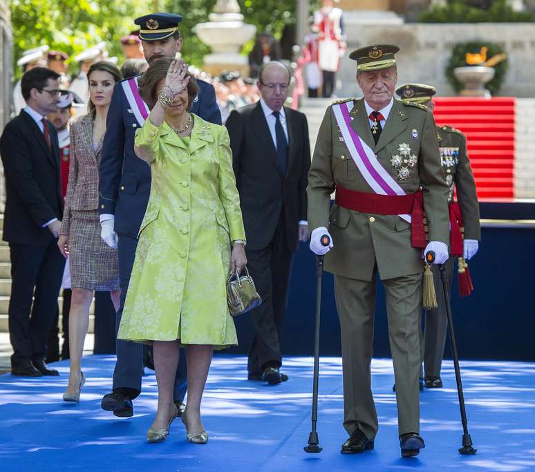 O rei Juan Carlos da Espanha participa de cerimônia no Dia das Forças Armadas
