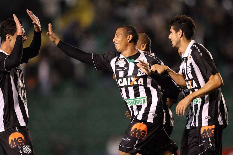 <p>O Figueirense sofreu em casa, mas contou com dois gols de Rafael Costa para derrotar o Sport por 3 a 2 e pressionar o Palmeiras na briga pela primeira posição da Série B do Campeonato Brasileiro neste início de competição</p>