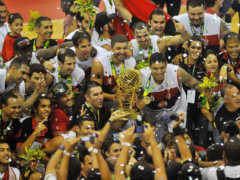 <p>Elenco do Flamengo vibra com o troféu do NBB após triunfo sobre o Uberlândia na decisão em jogo único no Rio de Janeiro</p>