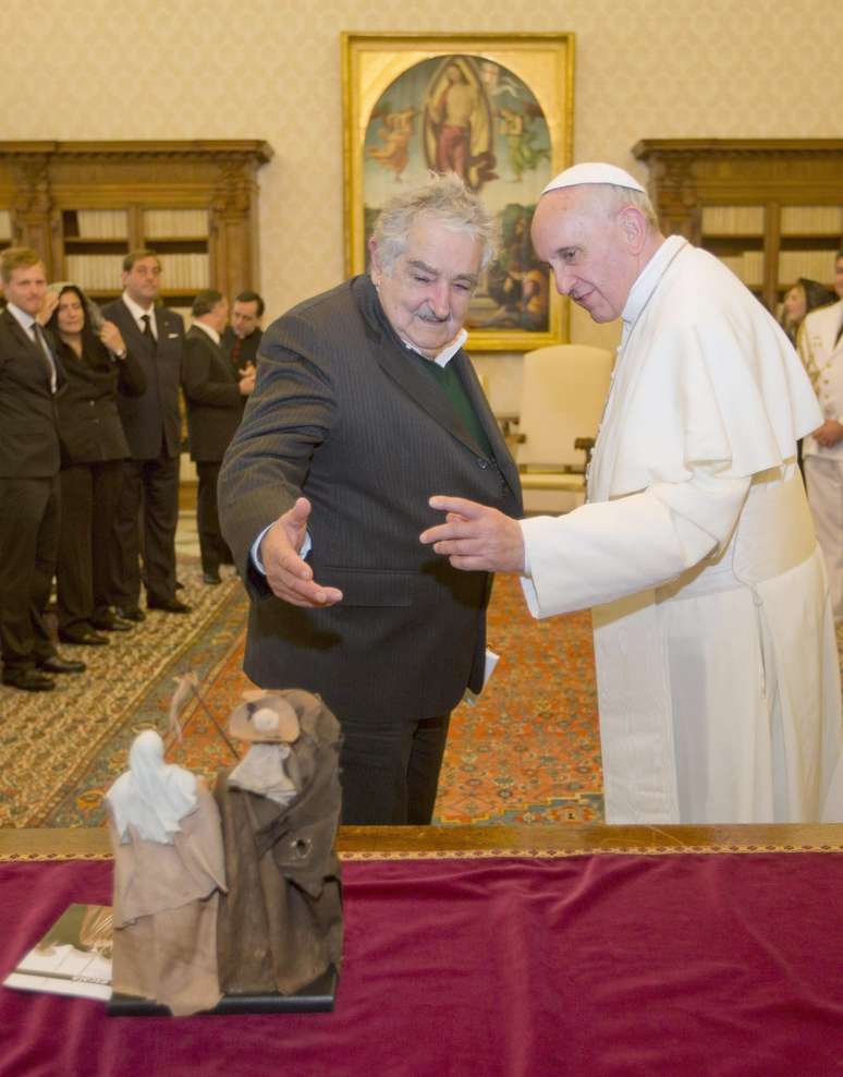 O presidente do Uruguai deu ao papa uma estatueta em estilo gaúcho