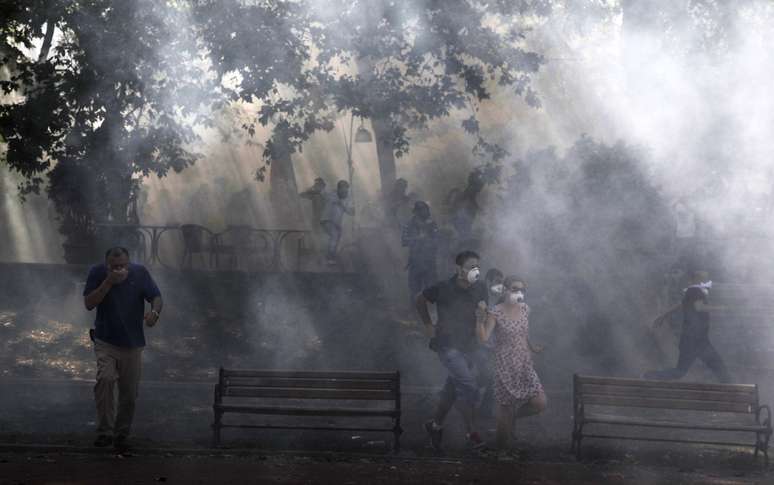 <p>Manifestantes fogem do gás lacrimogênio lançado pela polícia em Istambul</p>