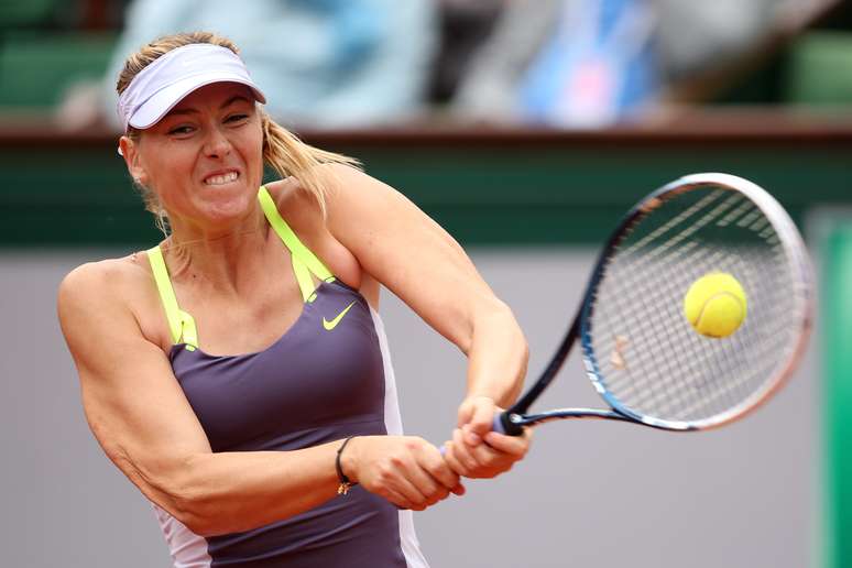 Maria Sharapova, em ação neste sábado, segue firme em Roland Garros