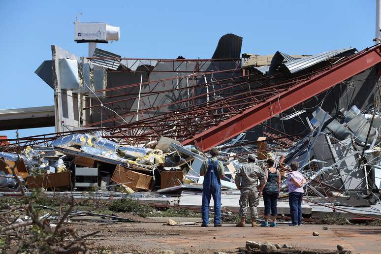 Moradores conferem prejuízos após passagem de tornado em campo de tecnologia em El Reno, nos EUA
