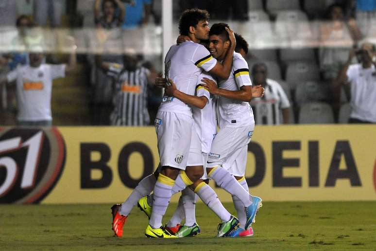 <p>Willian José marcou de pênalti contra o Grêmio e garantiu o empate por 1 a 1 ao Santos neste sábado, na Vila Belmiro</p>