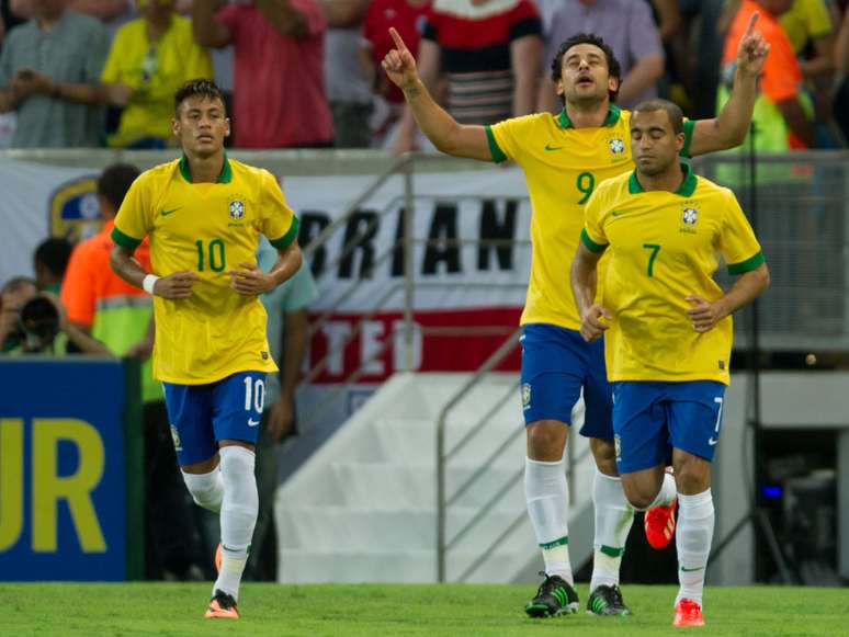 <p>Fred comemora primeiro gol do Brasil no jogo de reinauguração do Estádio do Maracanã neste domingo</p>