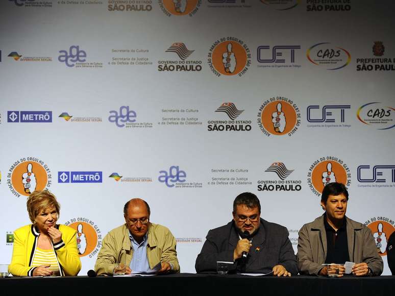 A ministra da Cultura, Marta Suplicy (PT-SP), o governador de São Paulo, Geraldo Alckmin (PSDB),o  presidente da Associação da Parada do Orgulho GLBT, Fernando Quaresma e o prefeito da capital, Fernando Haddad (PT), participam de coletiva em São Paulo 