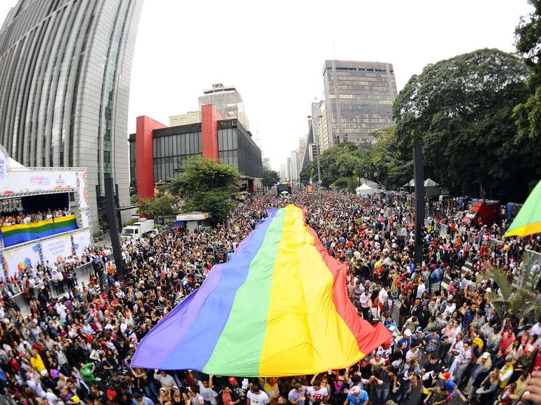 <p>Participantes da Parada Gay de S&atilde;o Paulo mostram uma bandeira gigante na avenida Paulista</p>