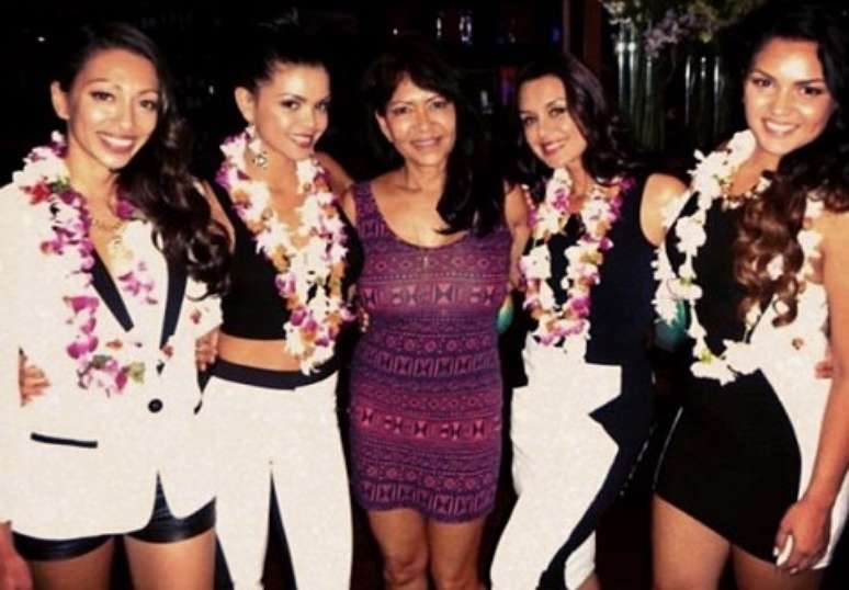 Bernadette entre as filhas Presley, Tahiti, Tiara e Jamie