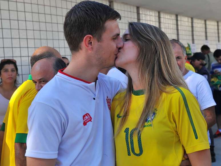 Inglês John Dent e brasileira Carla Rosso são namorados e assistirão ao jogo juntos na torcida do Brasil