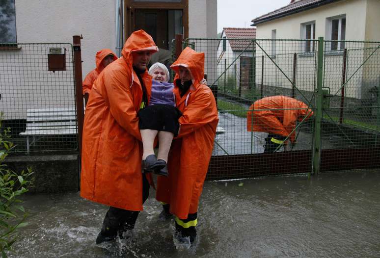 <p>Bombeiros ajudam a retirar idosa&nbsp;de&nbsp;casa inundada na cidade de Nemcicky, na Rep&uacute;blica Checa</p>
