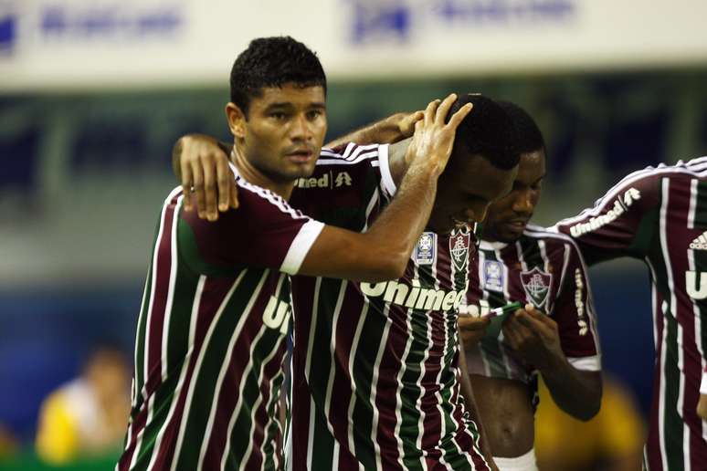 <p>Zagueiros festejam gols decisivos de Digão para o Fluminense</p>